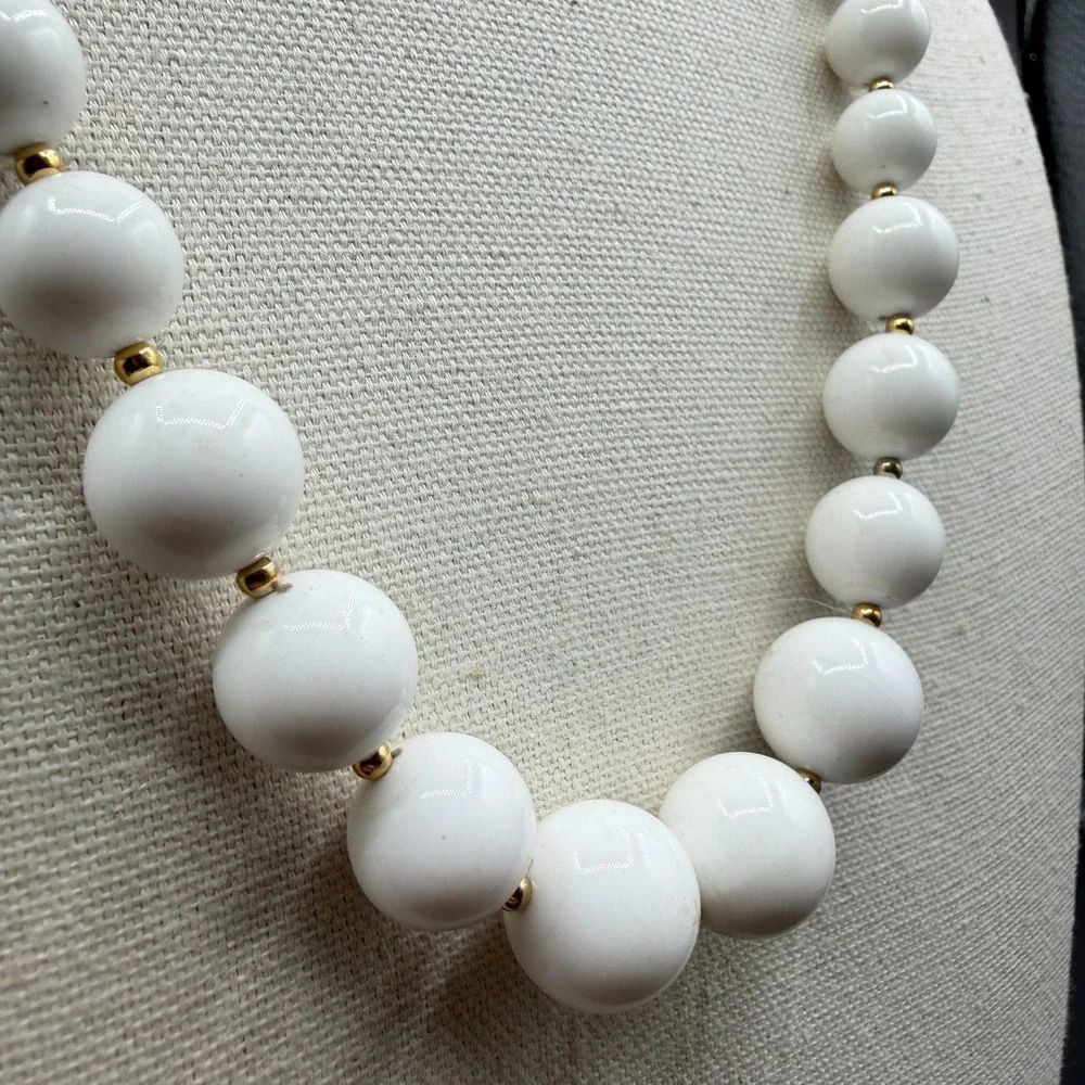 White Graduated Bead Necklace Gold Tone Spacers Chunky Classic Statement Jewelry